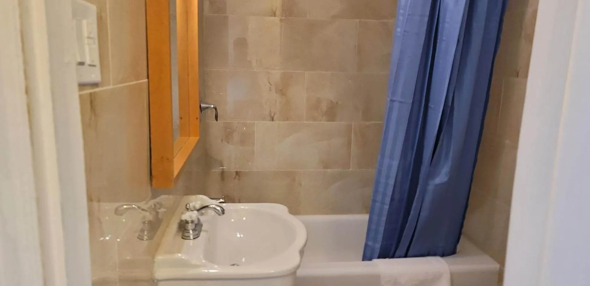 Niagara Inn 0*, מפלי הניאגרה